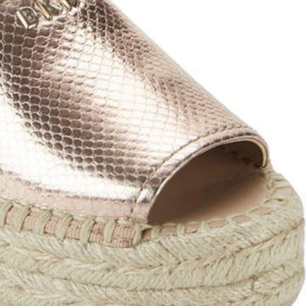 Stop traffic in a DKNY golden leather, peep toes espadrilles 😌 - Picture 5 of 12